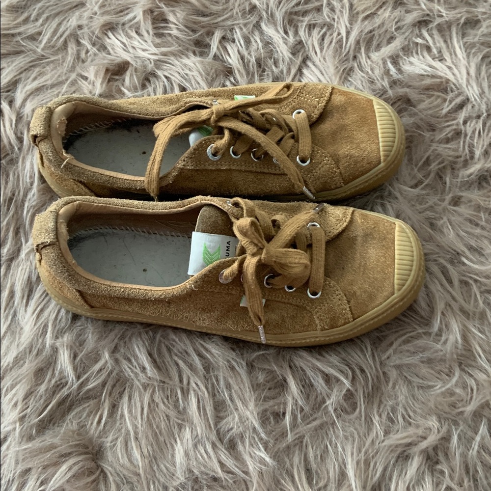 Cariuma Unisex Camel Suede Sneakers. Women’s 8.5 or Men’s 7